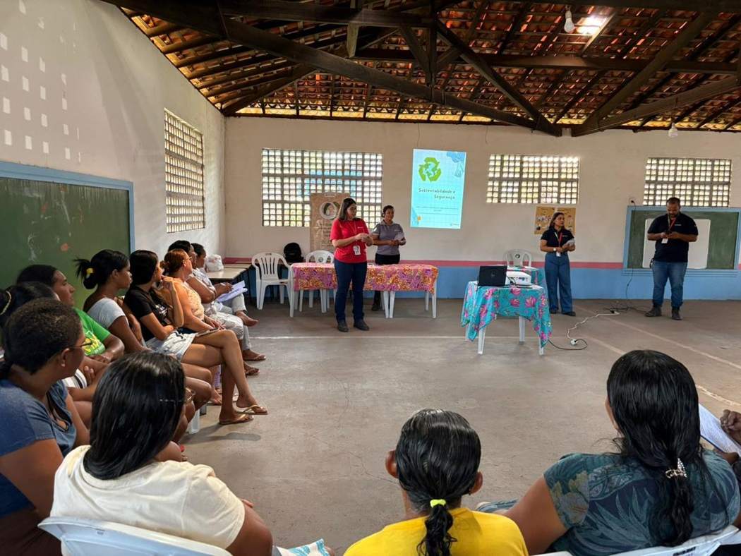 Apresentação de iniciativas e diálogo com os participantes.