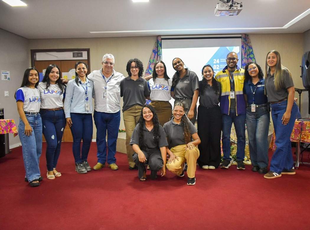 Participantes e equipe reunidos no encontro.